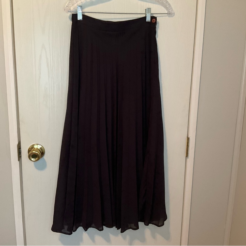 Stephanie Andrew’s Elegant Black Pleated Skirt Size 6P